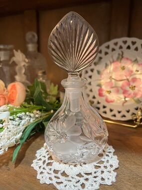 Princess House Clear Crystal Floral Perfume Bottle with Fan Stopper